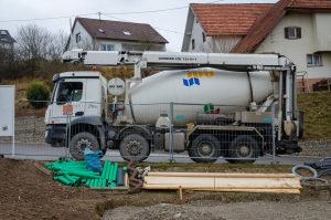 Mehr über den Artikel erfahren Glatthaar: Stützmauer setzen und betonieren